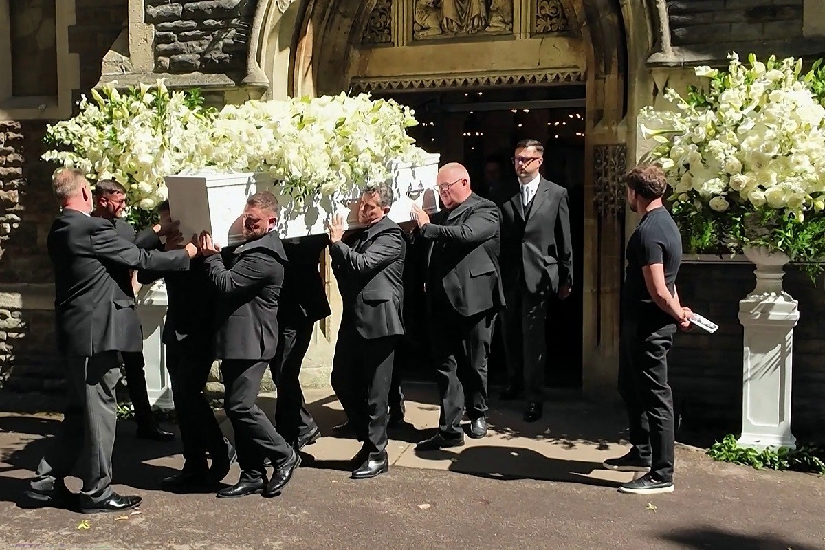 Fãs dão último adeus a Bonnie Tyler em seu funeral no País de Gales