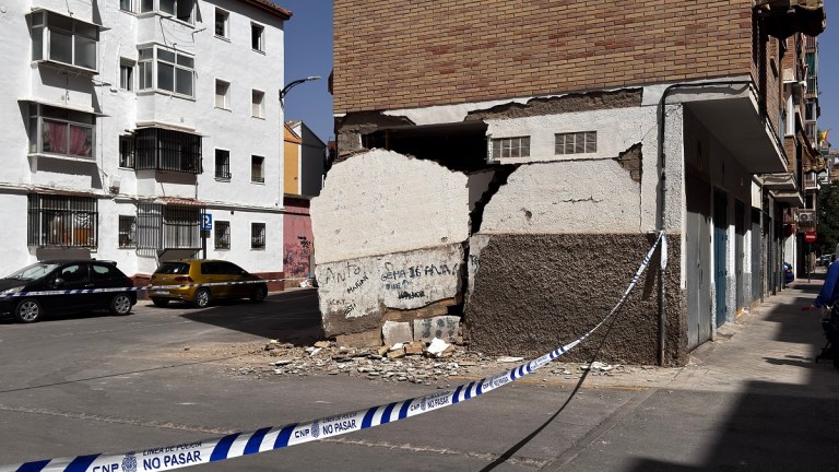 Uma barreira isola uma área próxima a um prédio danificado após um terremoto em Granada, em 18 de agosto de 2026. Um terremoto de magnitude 4,8 causou rachaduras em paredes e provocou a queda de escombros em Granada na terça-feira, deixando três pessoas levemente feridas, segundo autoridades — dias depois de um tremor ligeiramente mais forte ter atingido a cidade do sul da Espanha. (Foto da AFP)
