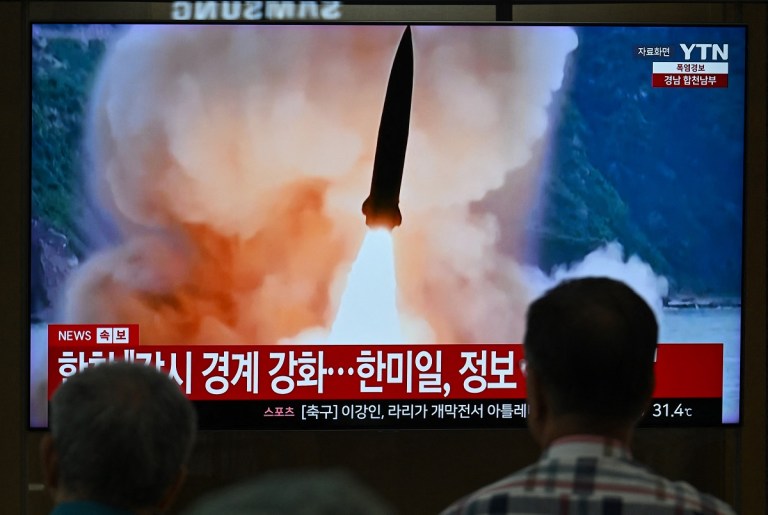 Pessoas observam uma tela de televisão que exibe um noticiário com imagens de arquivo de um teste de míssil norte-coreano, em uma estação de trem em Seul, em 20 de agosto de 2026. A Coreia do Norte disparou cerca de 10 mísseis balísticos de curto alcance, informaram as forças armadas da Coreia do Sul em 20 de agosto, horas depois de o presidente dos EUA, Donald Trump, afirmar que se reuniria com o líder de Pyongyang, Kim Jong Un, ainda este ano. (Foto de Jung Yeon-je / AFP)