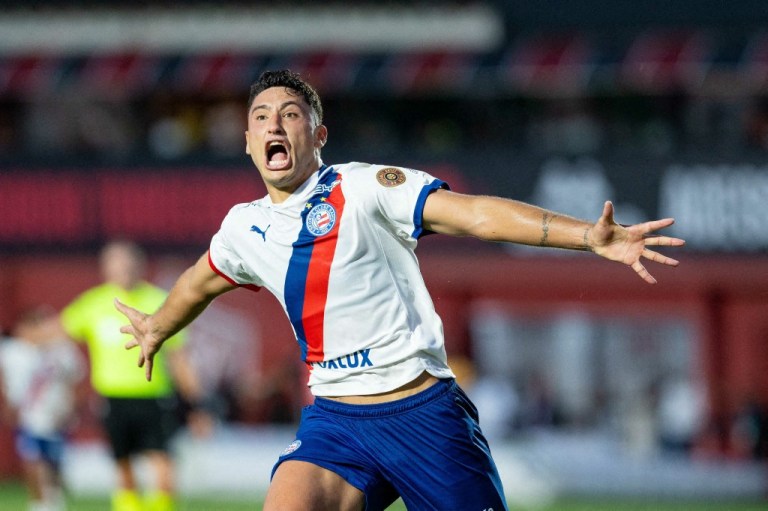 Véliz, jogador do Bahia, comemora seu gol durante a partida contra o Vitória no estádio Barradão pelo Campeonato Brasileiro Série A 2026