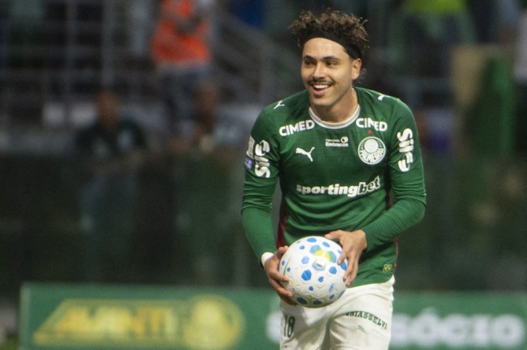 Maurício, jogador do Palmeiras, comemora o gol de Flaco López durante a partida contra o Vasco no estádio Arena Nubank pelo Campeonato Brasileiro Série A 2026