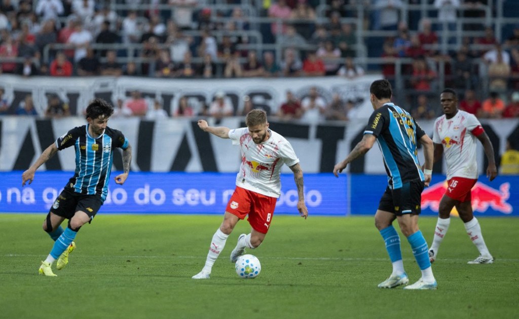 Bragantino marca nos acréscimos e deixa Grêmio ameaçado às vésperas de Gre-Nal