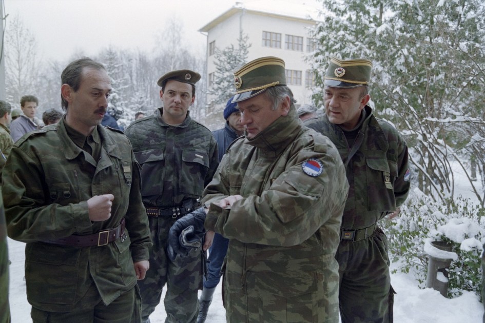 (Arquivos) O general sérvio-bósnio Ratko Mladic (segundo a partir da direita) olha para o relógio no quartel de Lukavica, nos arredores de Sarajevo, em 15 de fevereiro de 1994. O ex-líder militar sérvio-bósnio e criminoso de guerra Ratko Mladic morreu em um hospital prisional em Haia — segundo a emissora estatal sérvia RTS, em 27 de agosto de 2026 — após sofrer vários derrames. Mladic, aos 84 anos, ficou conhecido como o "Açougueiro da Bósnia" por seu papel no massacre de Srebrenica, em 1995, durante a Guerra da Bósnia. (Foto de Pascal GUYOT / AFP)