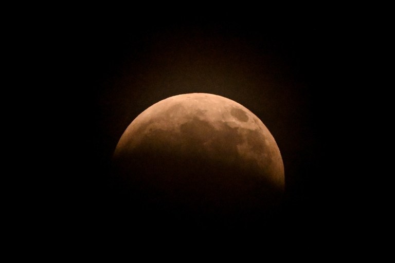 A Lua fica vermelha durante um eclipse lunar parcial sobre a Cidade do México em 27 de agosto de 2026