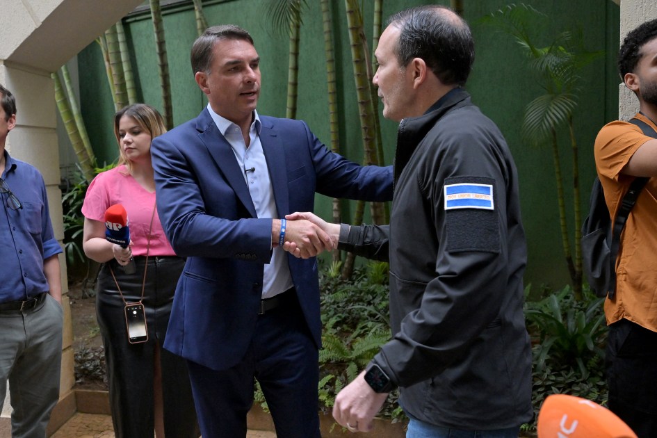 Flávio elogia modelo de segurança de Bukele após reunião com ministro salvadorenho: ‘Nos inspira bastante’