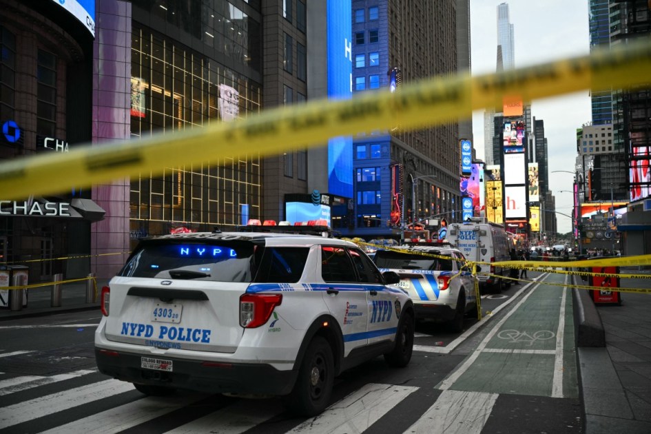Polícia de Nova York na Times Square após mulher esfaquear duas pessoas e ser baleada