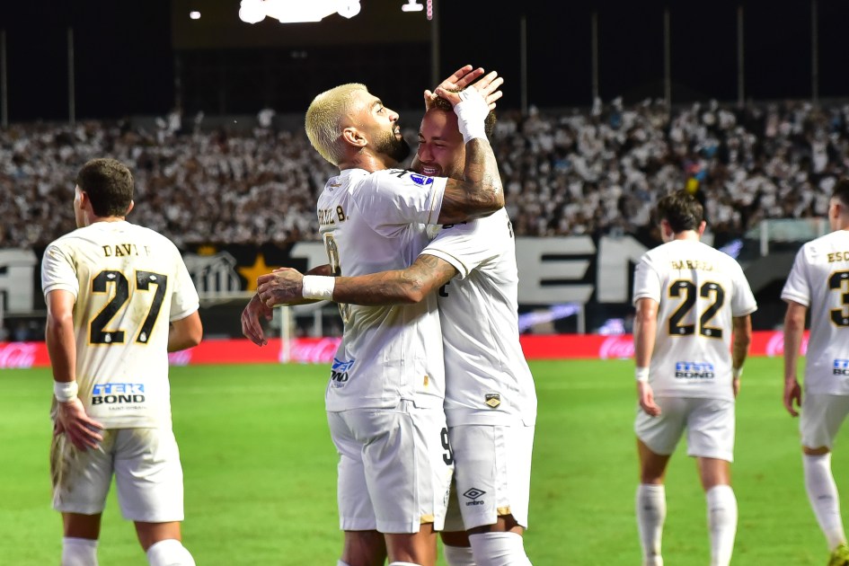 Gabigol e Neymar comemoram gol do Santos contra Macará