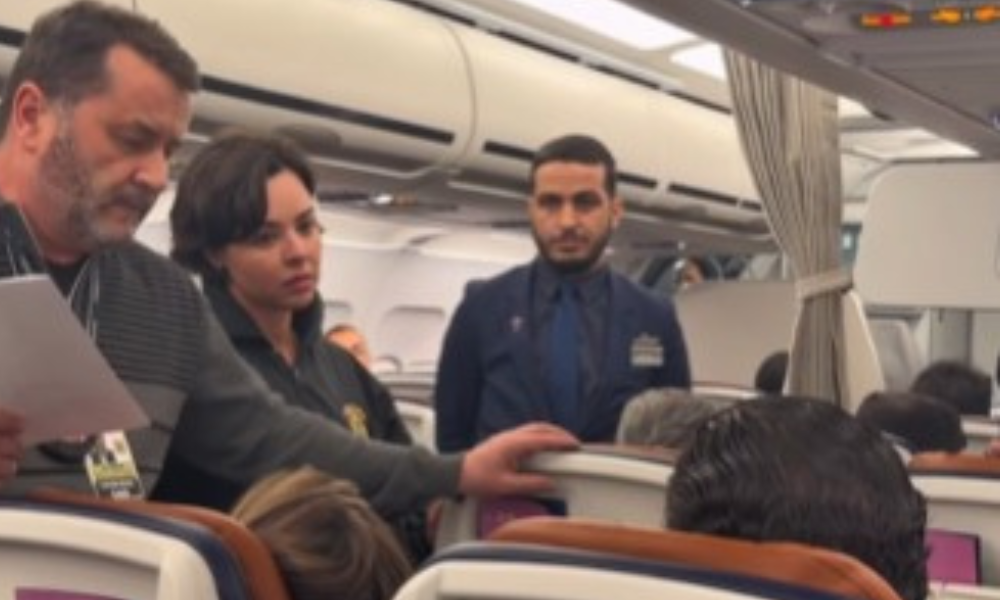 Voo atrasa após homem retirar bagagem de outros e se recusar a sair: 'Eu sou Black'