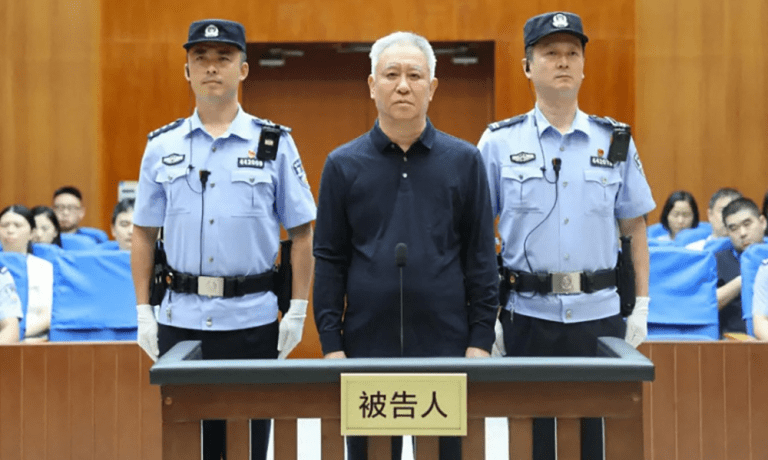 Foto divulgada pelo Tribunal Popular Intermediário de Shenzhen que mostra o fundador da Evergrande, Xu Jiayin (ao centro), durante o julgamento em Shenzhen, na província de Guangdong, no sul da China