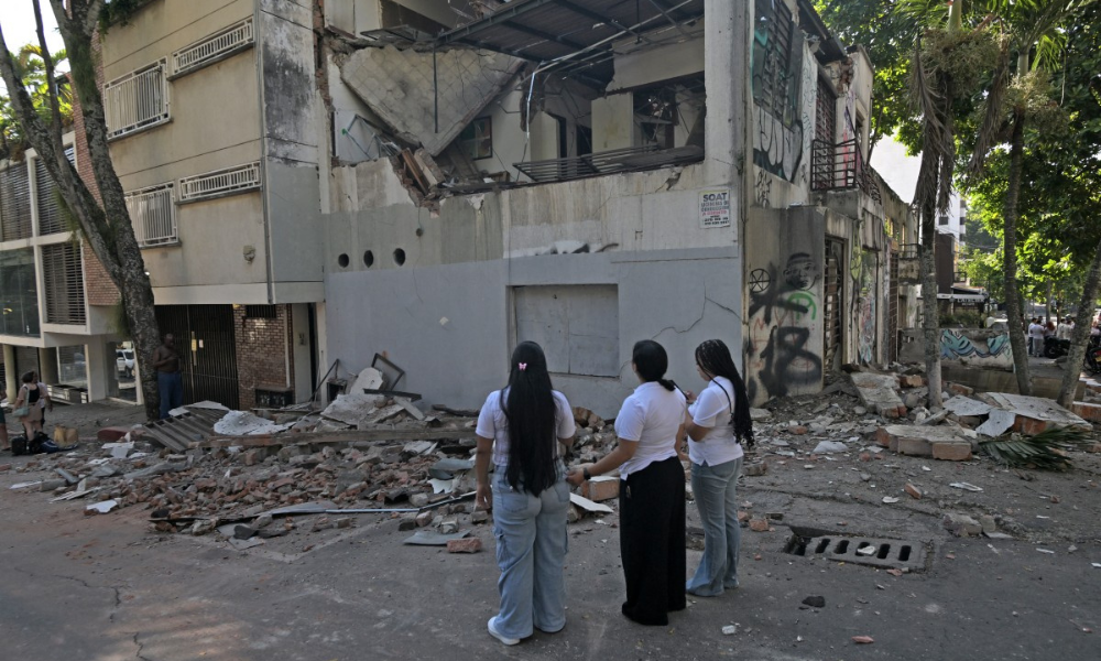 Terremoto de 7,4 atinge a Colômbia e deixa feridos e prédios danificados