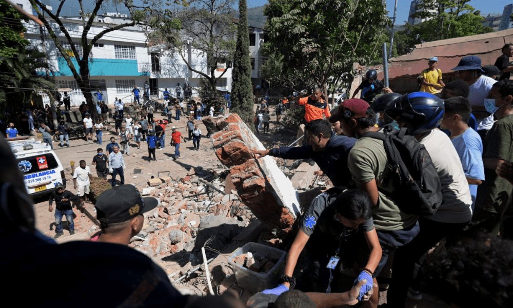 Pessoas buscam sobreviventes em meio aos escombros de um prédio que desabou após terremoto em Cali, na Colômbia, nesta segunda-feira (10)