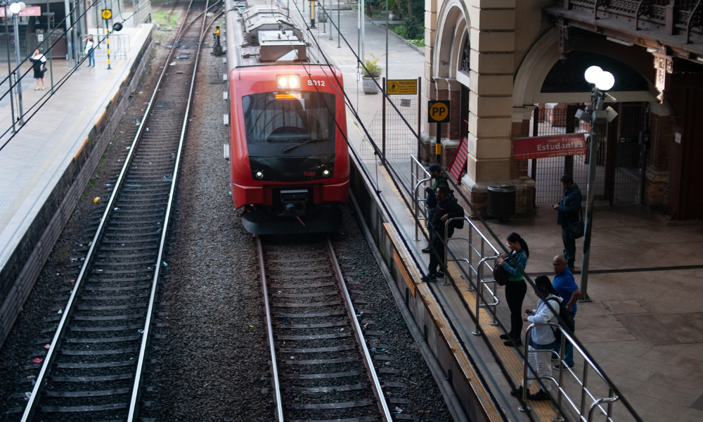 Passageiros circulam pelas plataformas da Estação da Luz, na região central da cidade de São Paulo, nesta terça-feira (4)