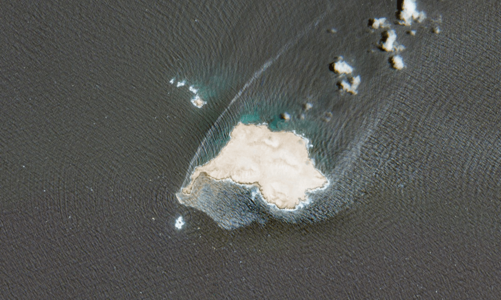 Mancha compatível com um vazamento de óleo proveniente de um navio encalhado há mais de um mês perto da ilha Qibliyyah