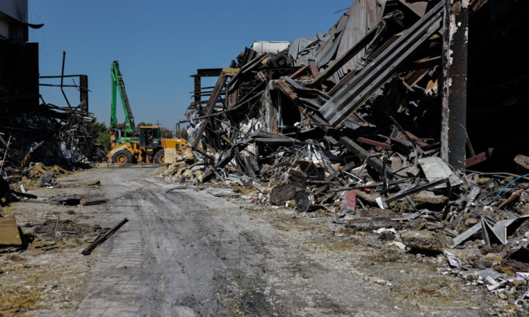 Shopping center completamente destruído após um ataque russo em Kryvyi Rih