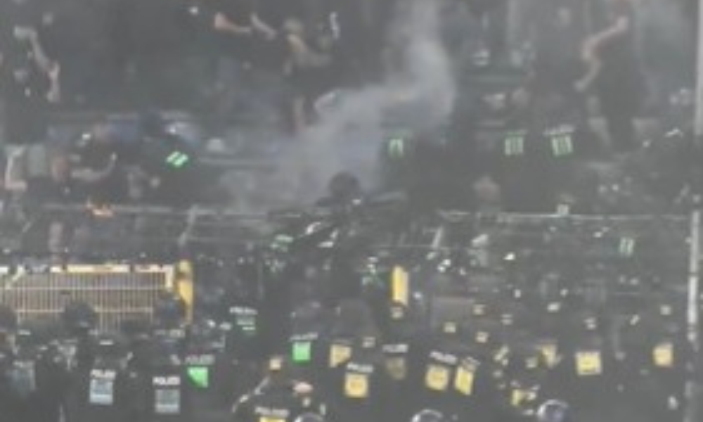 Briga entre torcidas deixa 85 feridos em jogo da Copa da Alemanha