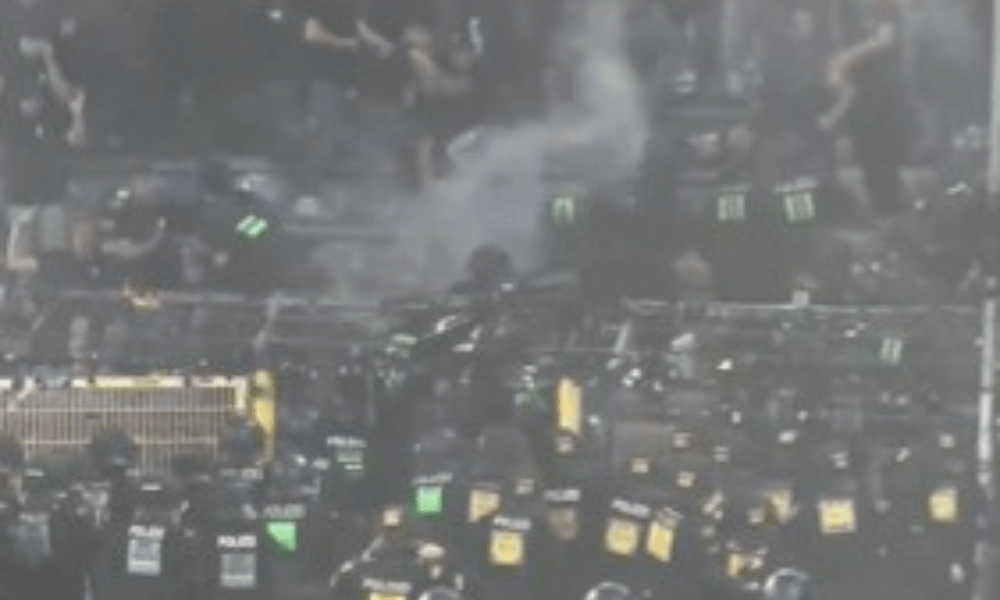 Briga entre torcidas deixa 85 feridos em jogo da Copa da Alemanha