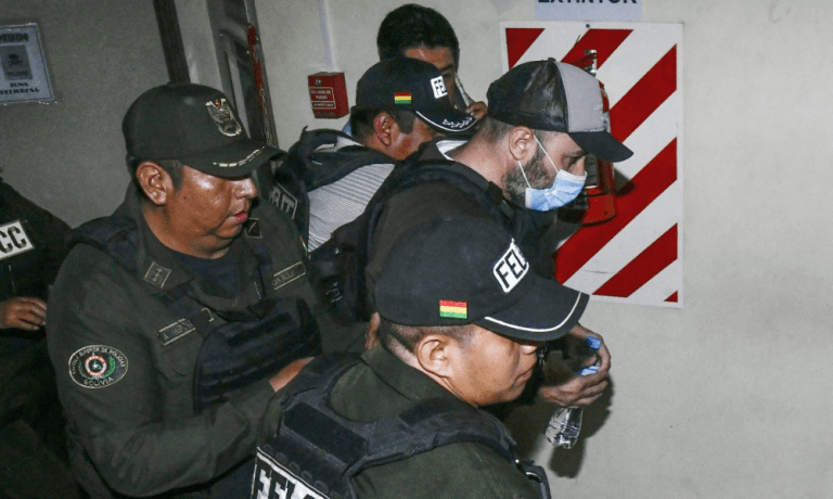 Policiais transferem o assessor do presidente Rodrigo Paz, o argentino Fernando Cerimedo, do Palácio da Justiça para a prisão de Palmasola, em Santa Cruz, na Bolívia