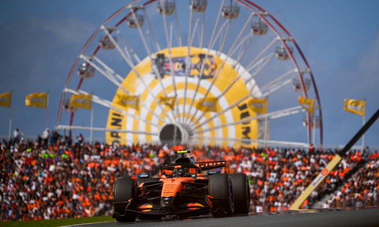 Piloto britânico da McLaren, Lando Norris, durante a corrida sprint, neste sábado (22)
