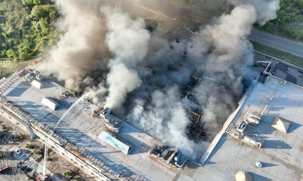 Bombeiros durante operações de combate a um incêndio em um shopping center destruído após um ataque russo em Kryvyi Rih