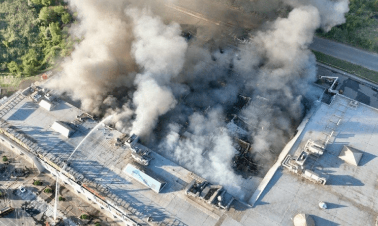 Bombeiros durante operações de combate a um incêndio em um shopping center destruído após um ataque russo em Kryvyi Rih