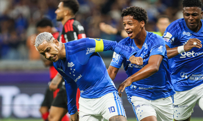 Em clima de vingança, Cruzeiro marca no último lance e vence Flamengo pelo Brasileirão