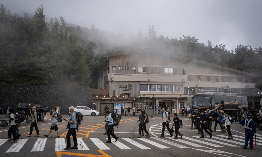 Pai deixa filho de 7 anos sozinho no Monte Fuji para continuar subida