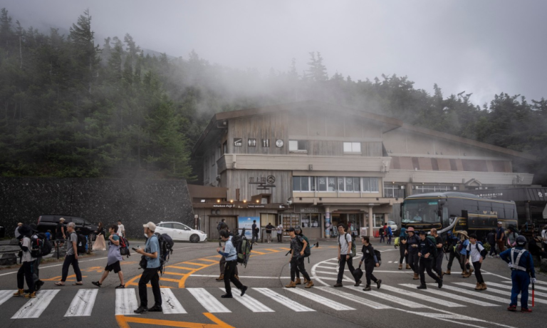 Pai deixa filho de 7 anos sozinho no Monte Fuji para continuar subida