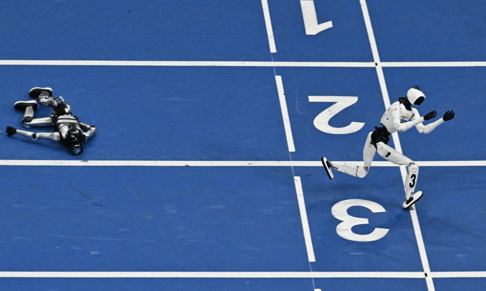Robôs humanoides surpreendem ao bater recordes em competição de atletismo na China