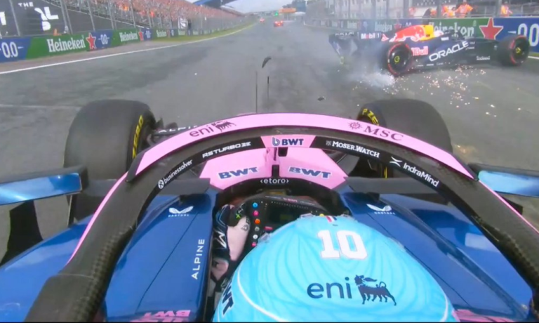 Verstappen bate nas primeiras voltas e abandona prova na despedida de Zandvoort