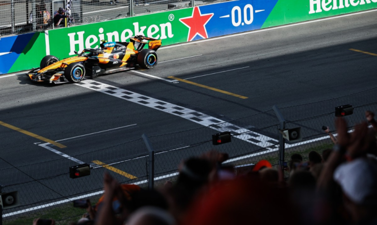 Piloto britânico da McLaren, Lando Norris, cruza a linha de chegada para vencer o Grande Prêmio da Holanda de Fórmula 1, neste domingo (23)