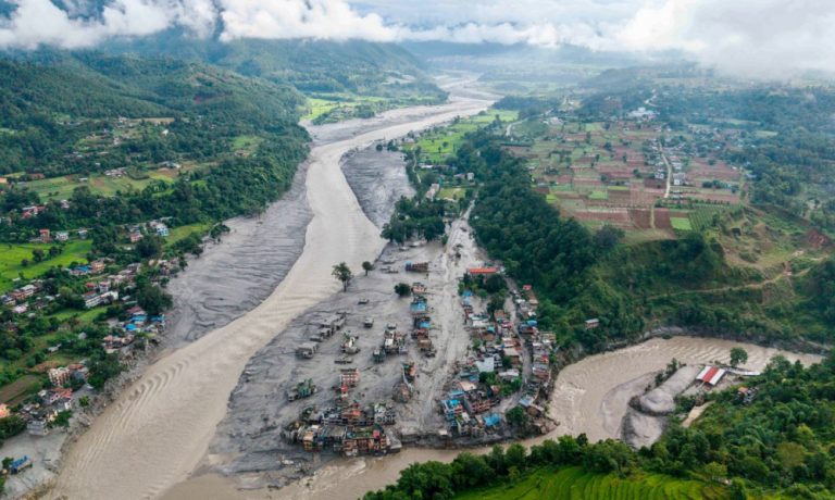Número de mortos no Nepal e no Tibete chega a 552 após avalanche