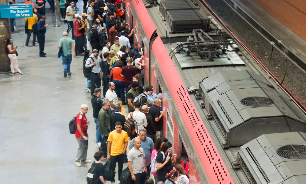 Movimentação de passageiros nas plataformas da estação Palmeiras-Barra Funda, região oeste cidade de São Paulo, no começo da noite desta quarta-feira (5)
