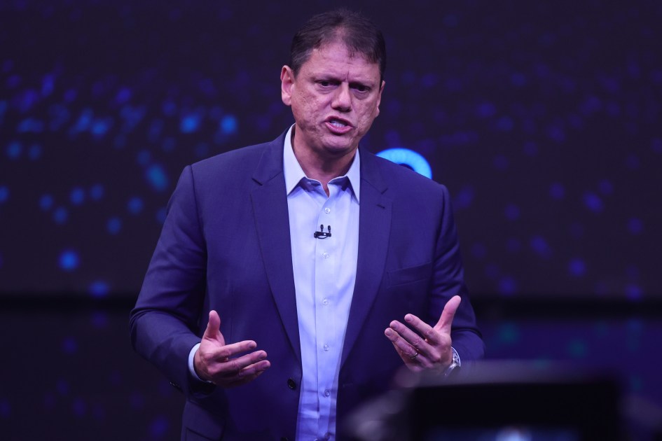 Ao chegarem a debate, Haddad foca em 4 anos de governo de concorrente e Tarcísio fala de futuro