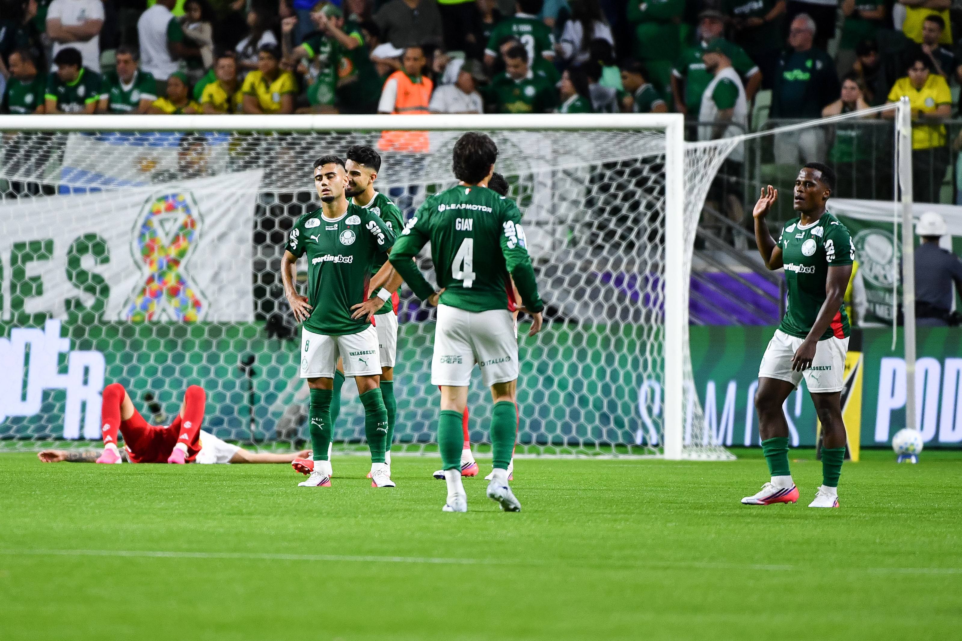 Pouco produtivo, Palmeiras se afoba, é contido pelo Inter e empata em casa