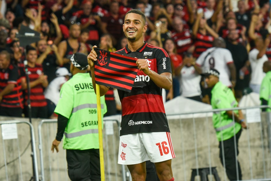 Samuel Lino faz dois, Flamengo atropela o Botafogo e joga pressão no Palmeiras