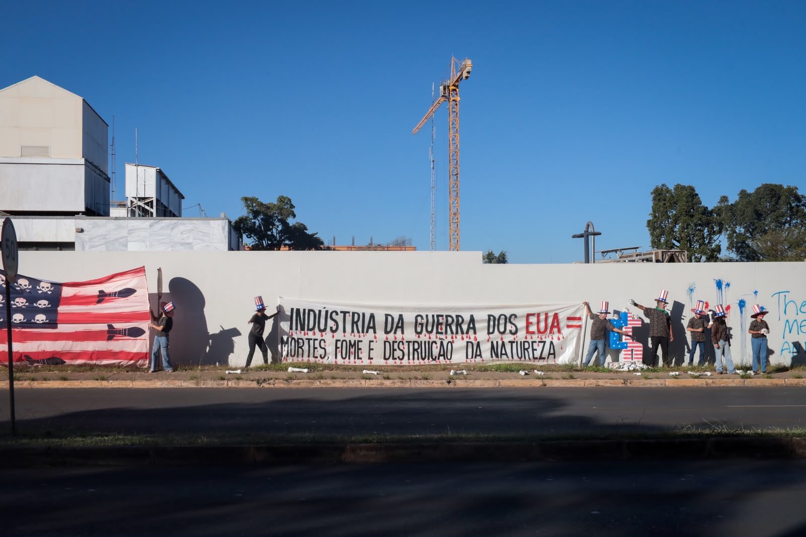Polícia prende suspeito de participar de pichação da Embaixada dos EUA em Brasília
