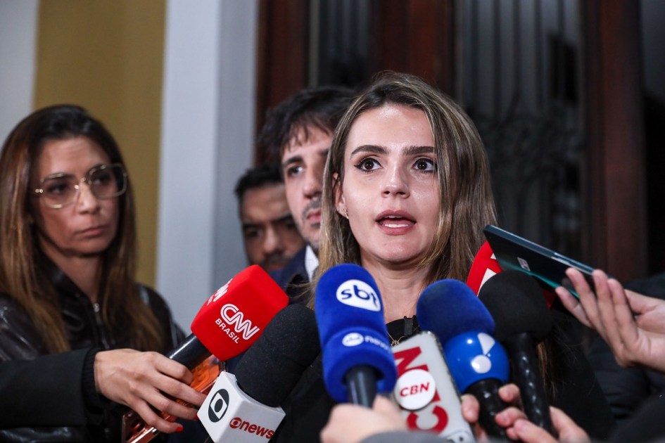 SP - ELEIÇÕES 2026 - CIDADES - O candidato a presidência pelo Missão, Renan Santos fala com a imprensa sobre um homem suspeito de tentar subornar a vereadora Amanda Vettorazzo dentro de seu gabinete parlamentar. A pessoa detida foi encaminhada para o 1º Distrito Policial de SP, no bairro da Liberdade, região central de São Paulo, na noite desta terça-feira (25). 25/08/2026 - Foto: MARINA UEZIMA/AGÊNCIA O DIA/AGÊNCIA O DIA/ESTADÃO CONTEÚDO