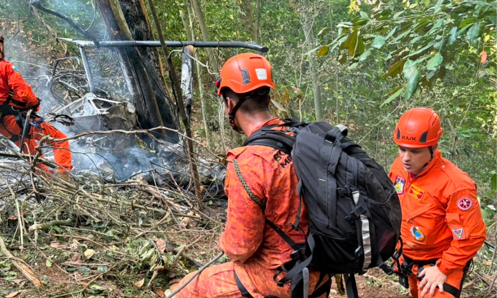 Helicóptero cai na Zona Sul do Rio e todos os tripulantes morrem na queda