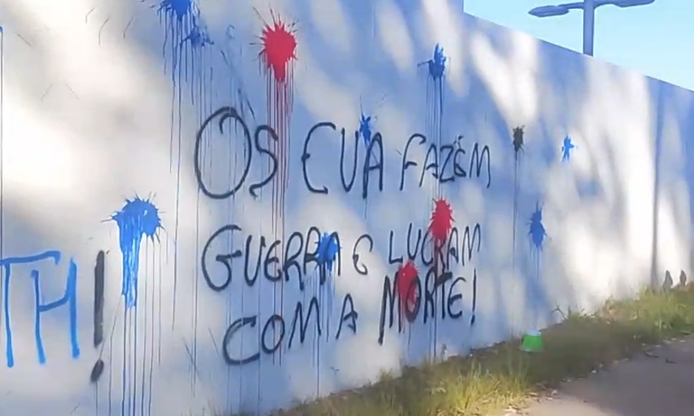 Pichação no muro da Embaixada dos EUA, em Brasília.
