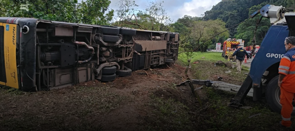 Oito pessoas morrem em tombamento de ônibus em Petrópolis