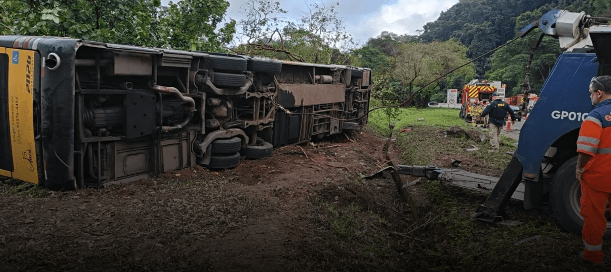 Oito pessoas morrem em tombamento de ônibus em Petrópolis