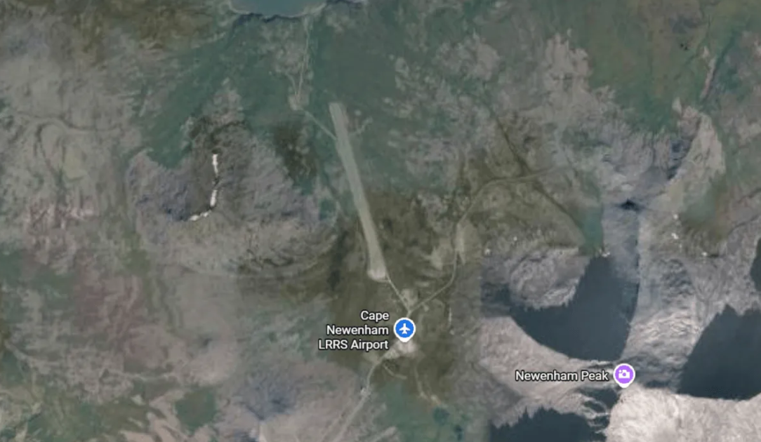 Captura de tela do Google Maps do Aeroporto do Radar de Longo Alcance de Cape Newenham, pertencente às Forças Armadas dos EUA, localizado a aproximadamente 724 quilômetros a oeste de Anchorage, no Alasca
