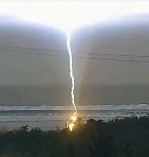 Turista de 39 anos morre após ser atingida por raio em praia de Santa Catarina