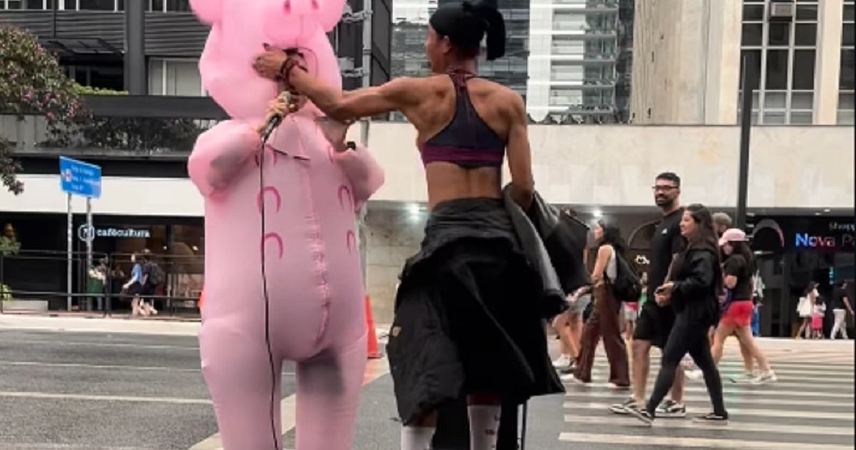 ‘Porquinho da Paulista’ leva tapa no rosto de mulher na Paulista; veja vídeo
