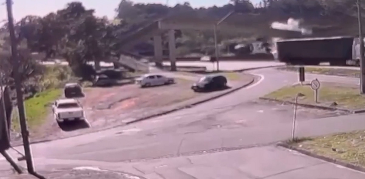 Passarela desaba no interior de SP e mata dois; veja vídeo