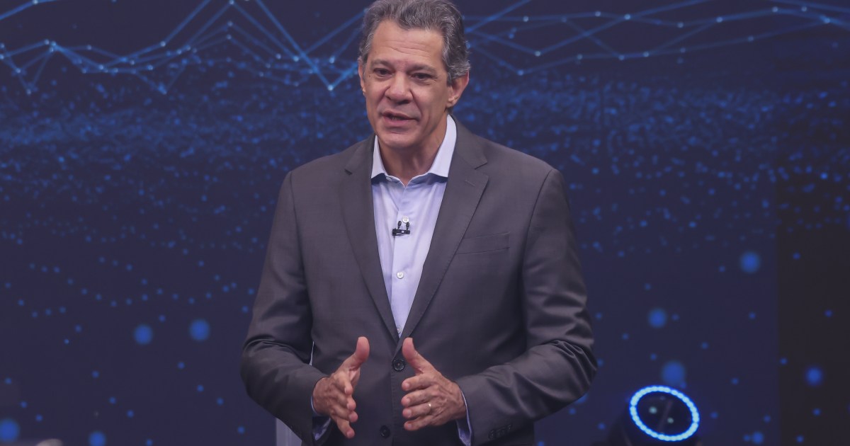 Flávio Bolsonaro é um rapaz muito novo para ter um currículo tão podre, diz Haddad