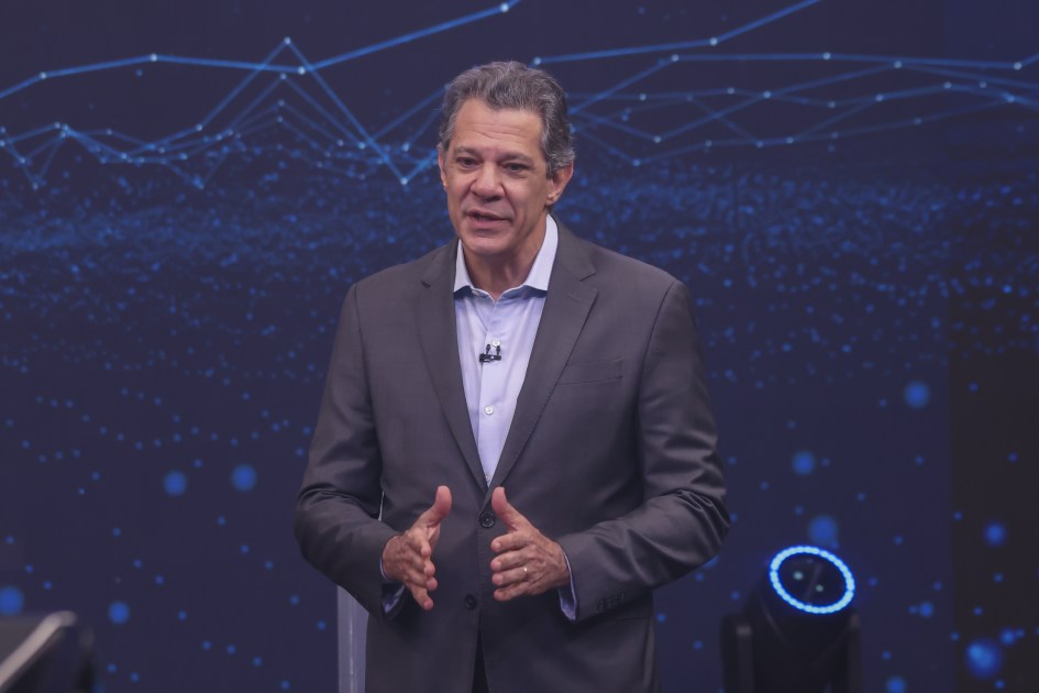 Flávio Bolsonaro é um rapaz muito novo para ter um currículo tão podre, diz Haddad