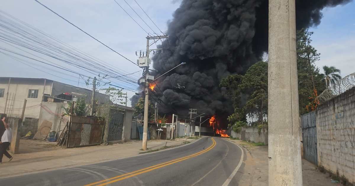 Incêndio de grandes proporções atinge indústria em São Paulo