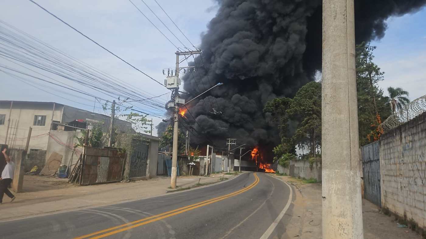 Incêndio em indústria química de Itaquaquecetuba, na grande SP, entra no segundo dia