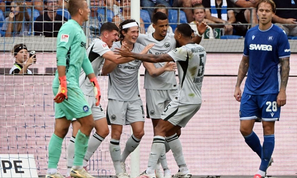 Com gol de brasileiro, Wolfsburg vira sobre Karlsruher e vence de goleada na Bundesliga 2